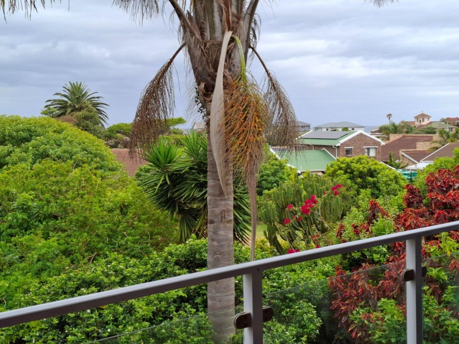 4 Bedroom Property for Sale in Wavecrest Eastern Cape